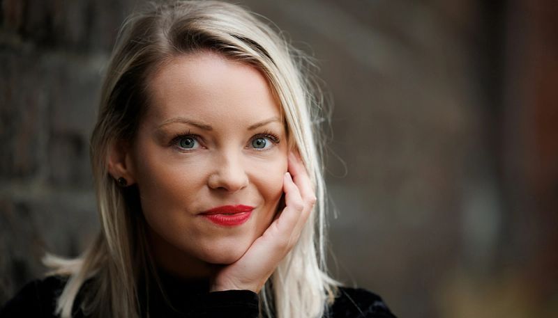 Blonde woman with red lip