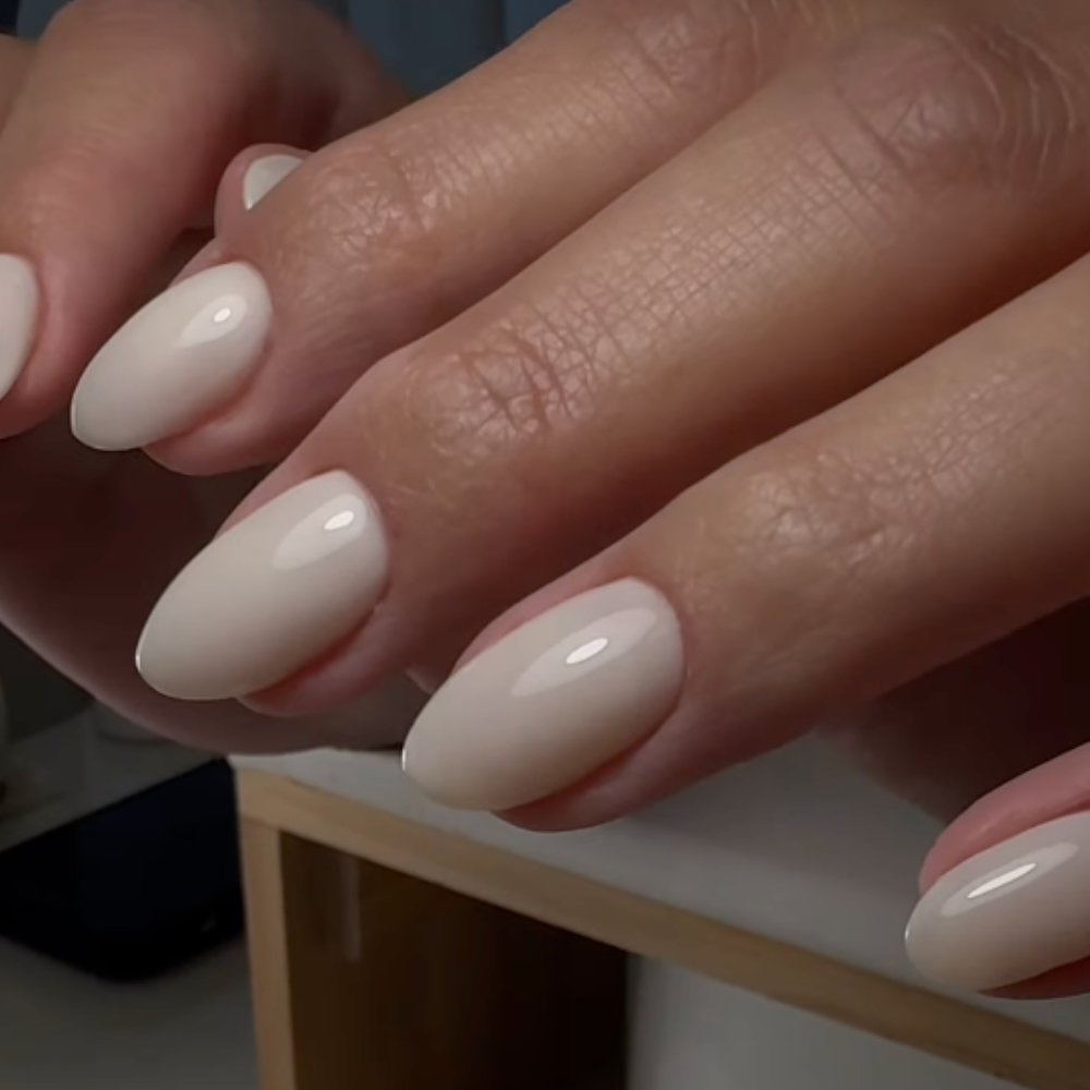 almond milk nails by IG: @novanailsoficial