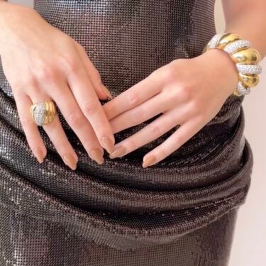 Margot Robbie's light brown manicure at the 2024 oscars