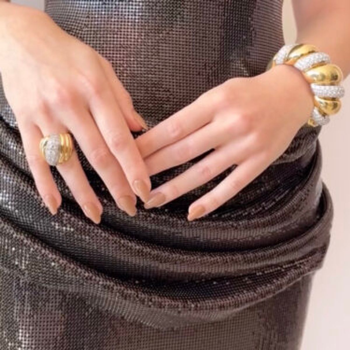 Margot Robbie's light brown manicure at the 2024 oscars