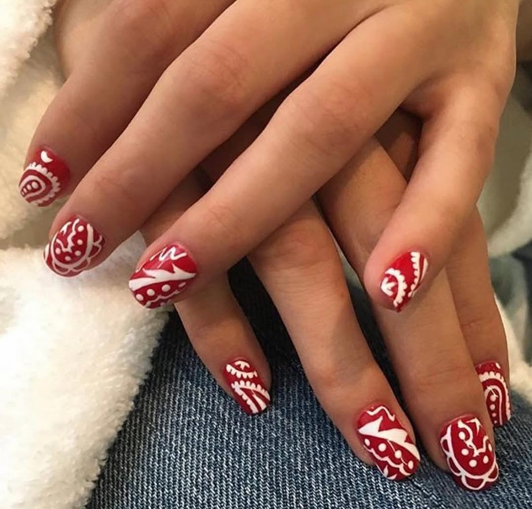 Short bandana print nails
