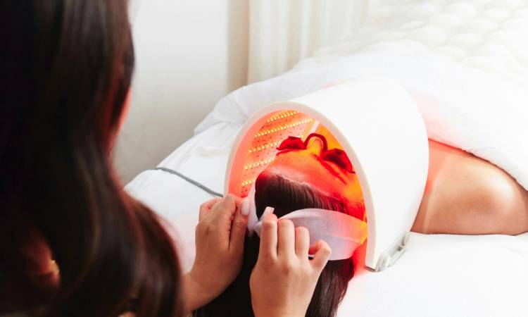 woman getting a red light skin treatment