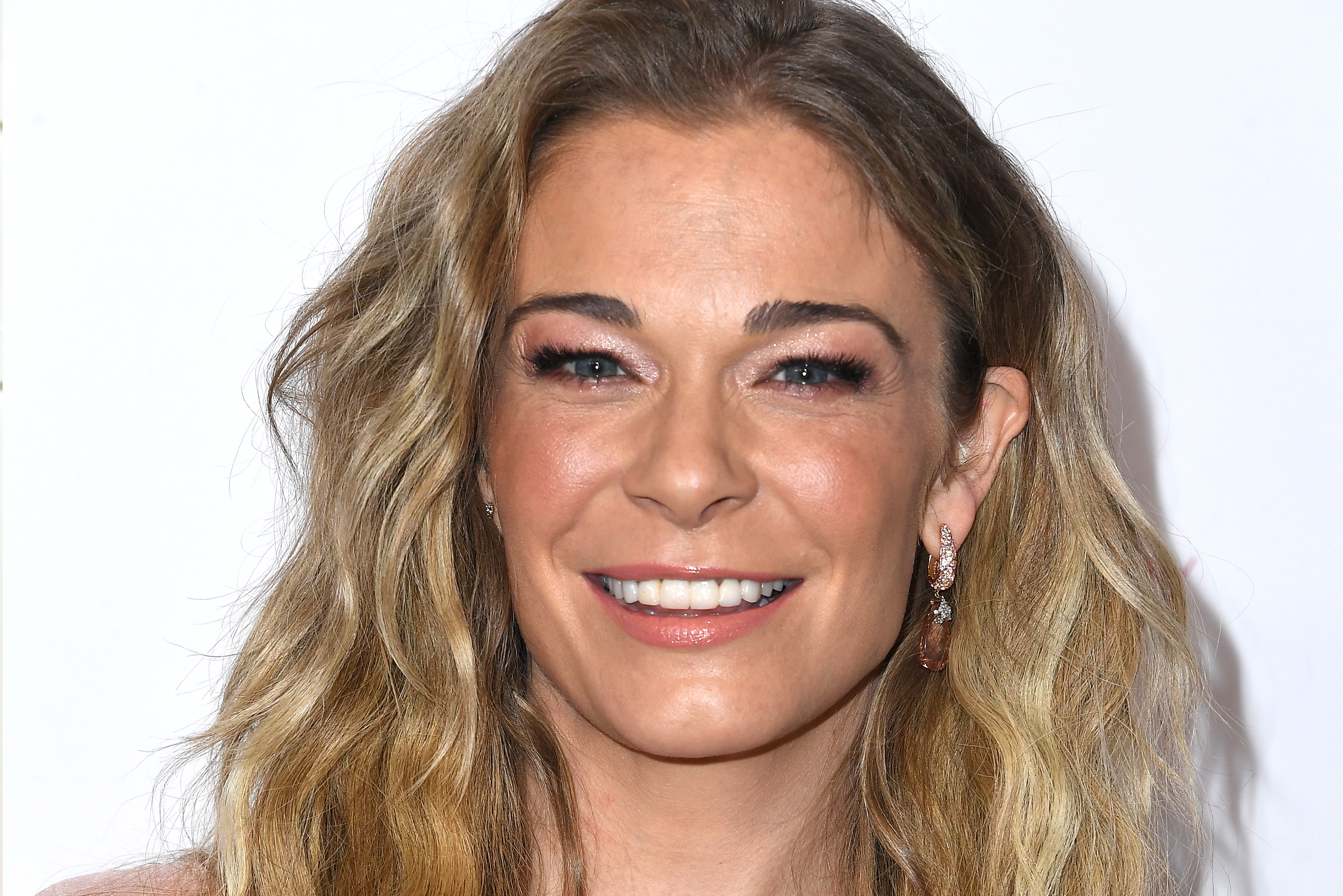 LeAnne Rimes Says the Stress of 2020 Led to a Full-Body Psoriasis Flare Up