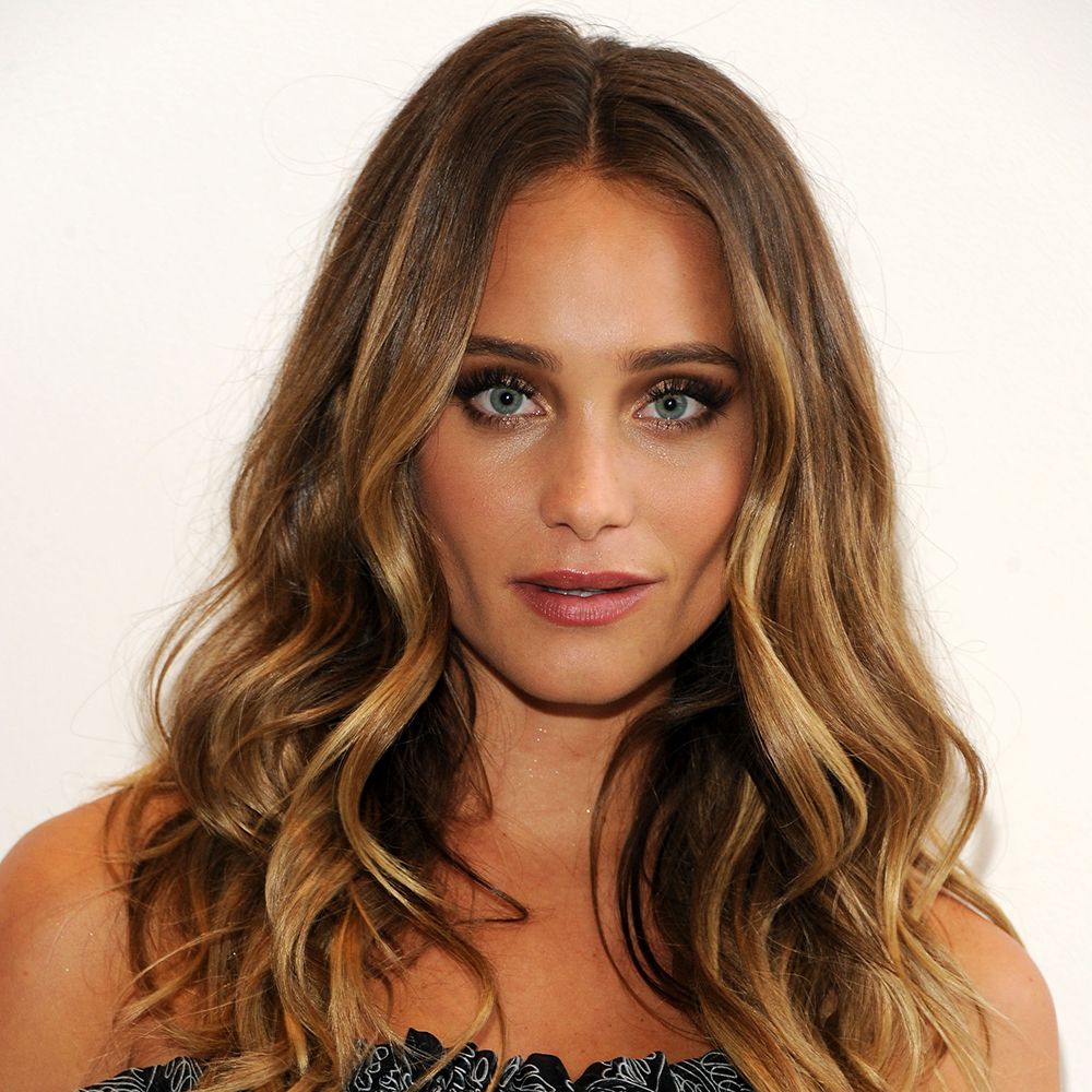 Photo of model Hannah Davis with brown hair with gold highlights
