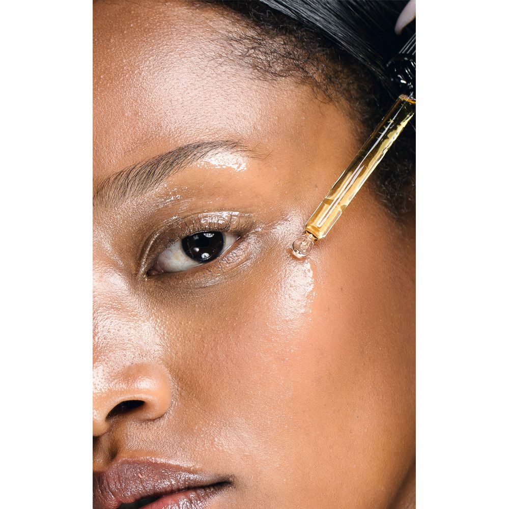 Model using Black Mona Lisa Beauty serum