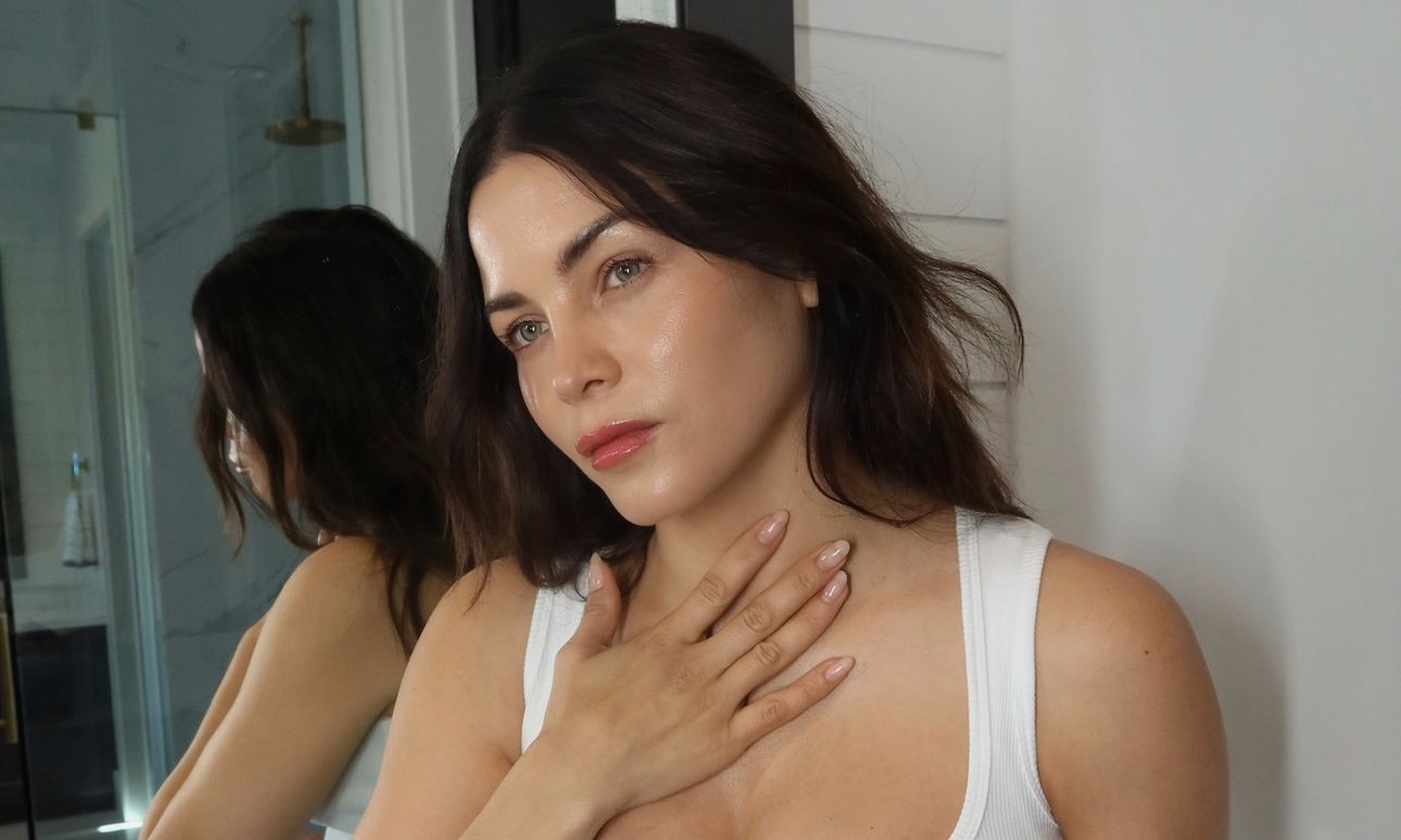 Jenna Dewan using Neostrata Triple Firming Neck Cream