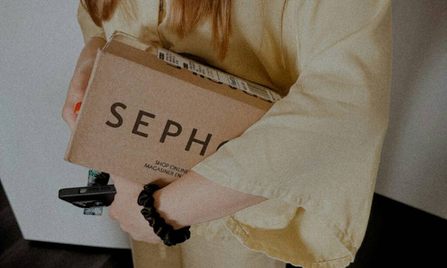 woman holding a sephora box
