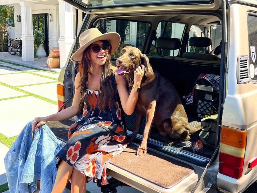 Sarah Hyland Shares Her Favorite Mascara and Her Hot Take on the ’90s Brow Trend Coming Back