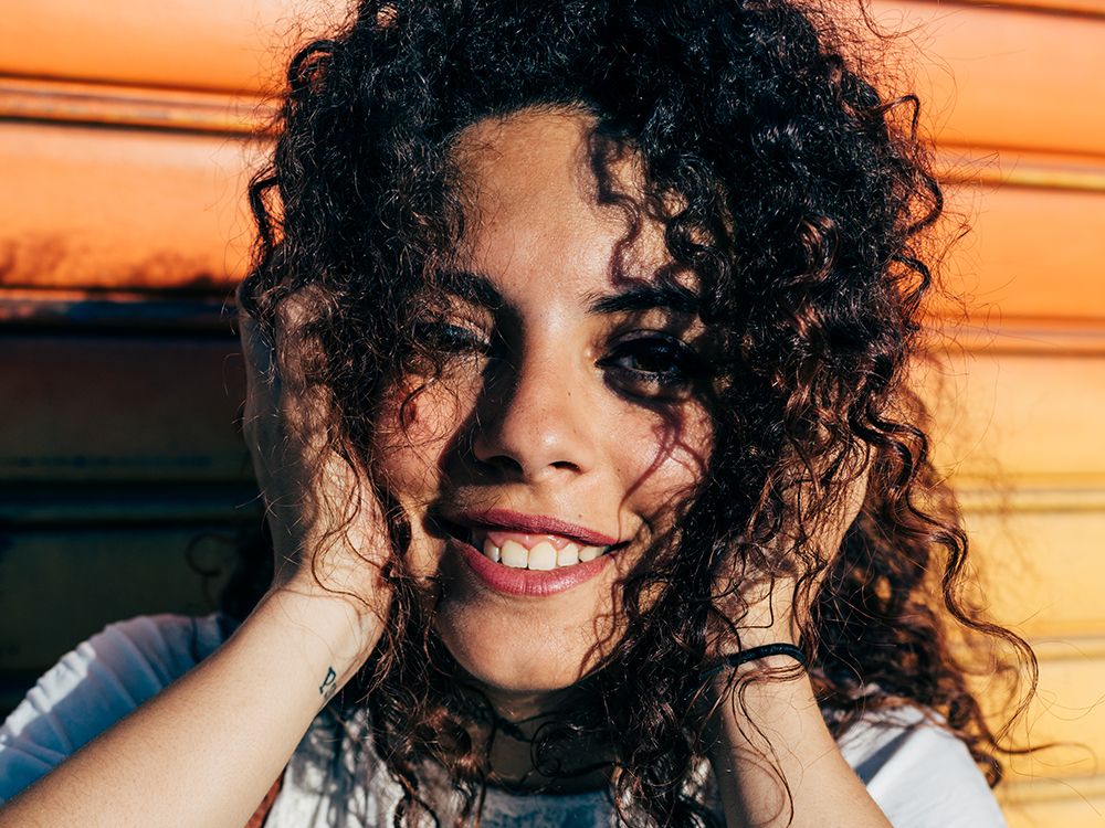 The Expert Guide on How to Fight Off Frizz