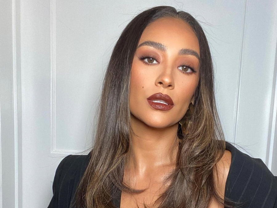 Shay Mitchell Breaks Down Her De-Puffing Morning Skin-Care Routine