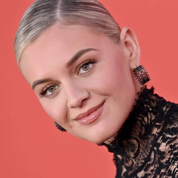 Kelsea Ballerini microneedling