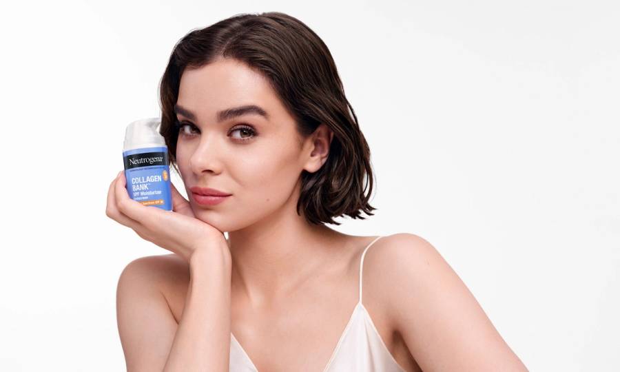 Hailee_Steinfeld posing with a Neutrogena product