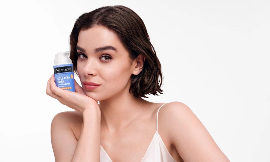 Hailee_Steinfeld posing with a Neutrogena product