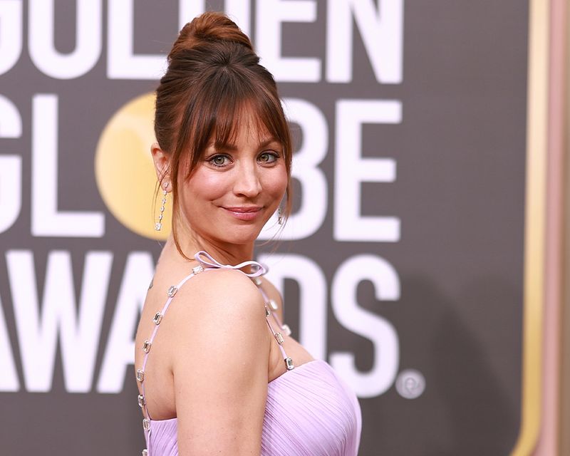 Kaley Cuoco Used This Pregnancy-Safe Depuffing Eye Mask Before Tonight’s Golden Globes