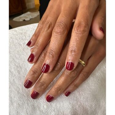 Zoe Saldana met gala wine red nails