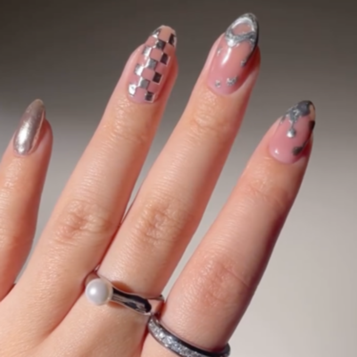 mirror chrome nails by @bycheznails