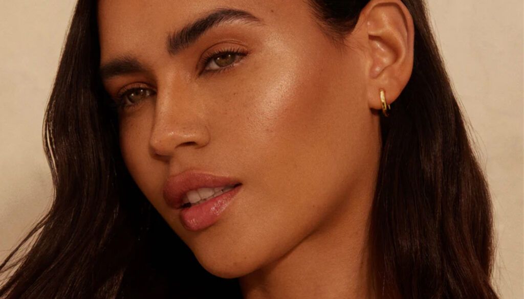 woman wearing hourglass makeup