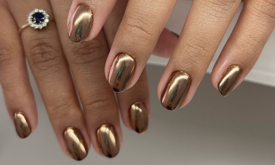 gold chrome manicure, aka Moscow Mule nails