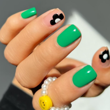 kelly green nails