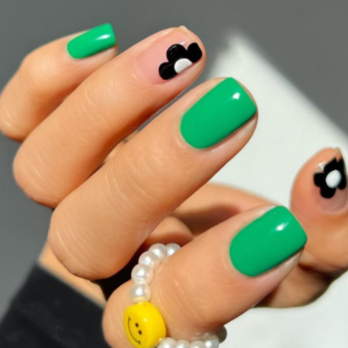 kelly green nails