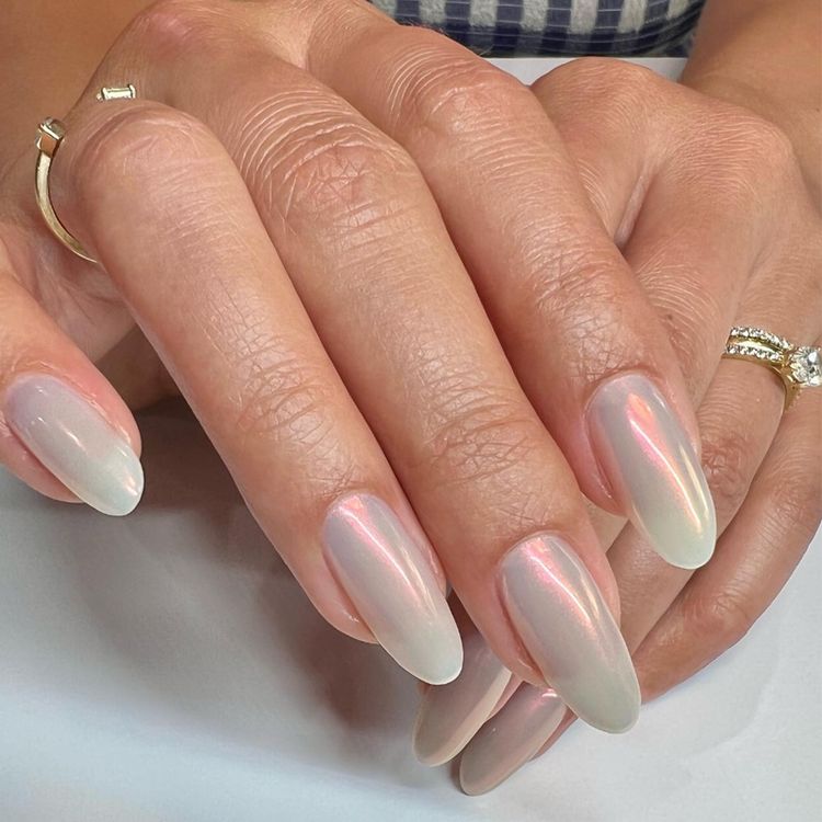 Classic pearl nails