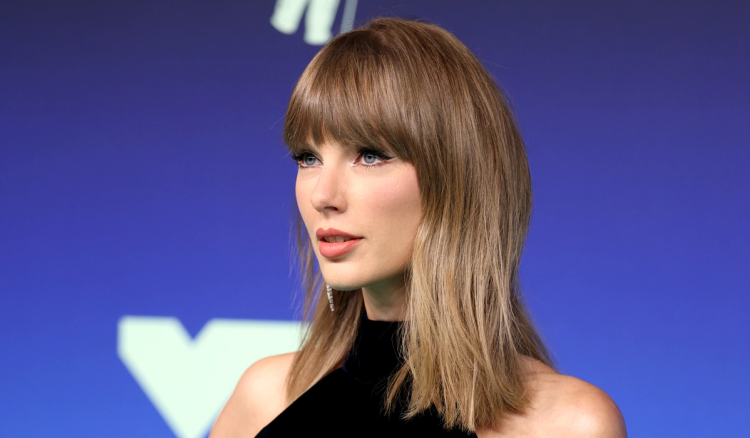 Taylor Swift on the 2026 VMAs red carpet in a Tamara Ralph gown