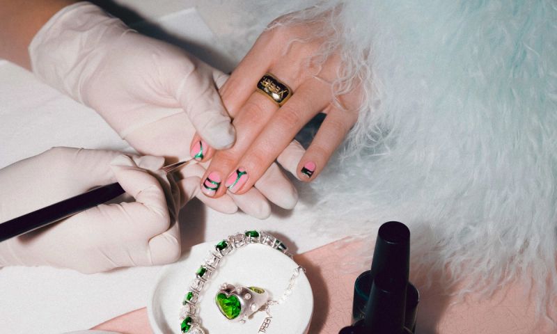 green jewelry manicure