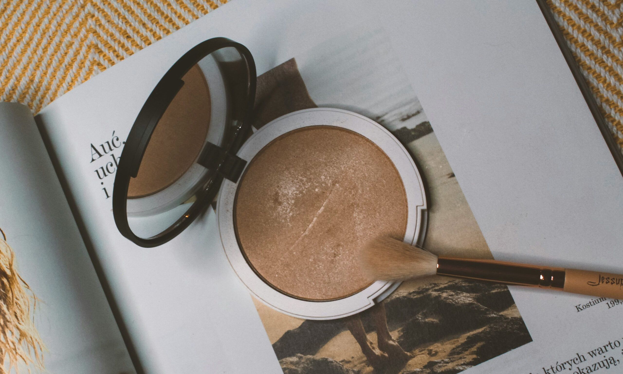 powder compact on top of magazine