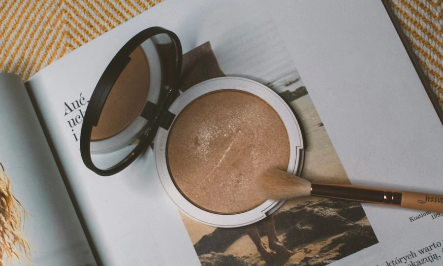 powder compact on top of magazine