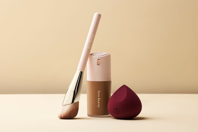 rare-beauty-matte-foundation-brush-sponge
