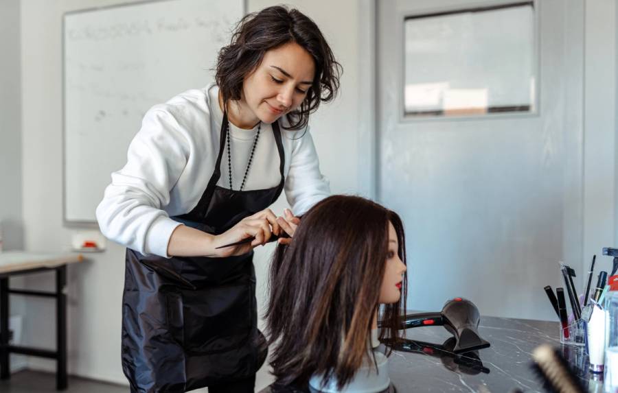 A cosmetology student