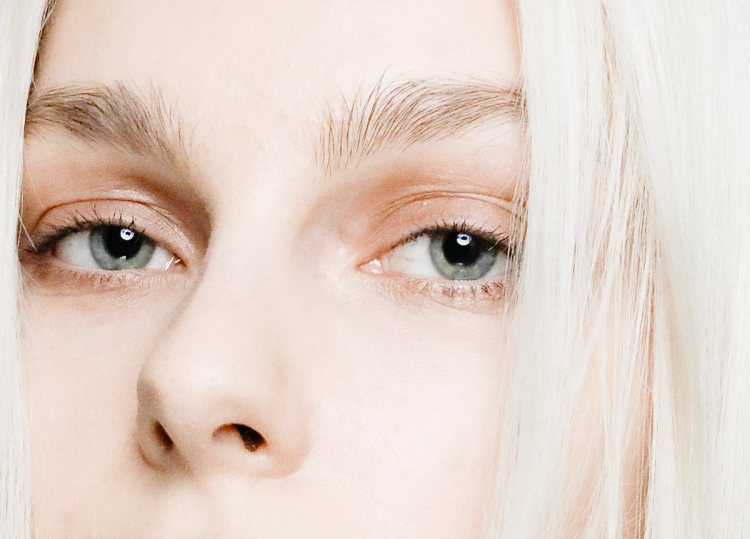 The lower eyelid isn’t retracted