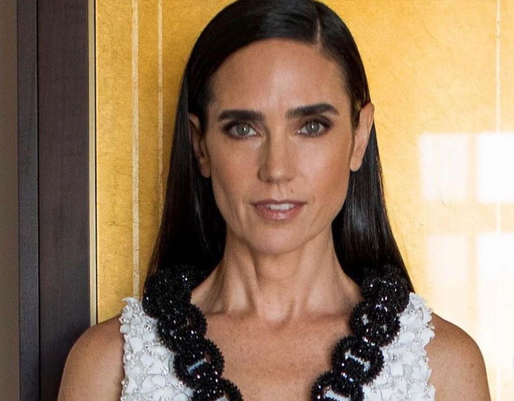 The Simple Primer Trick Jennifer Connelly’s Makeup Artist Used for Tonight’s Emmy Awards