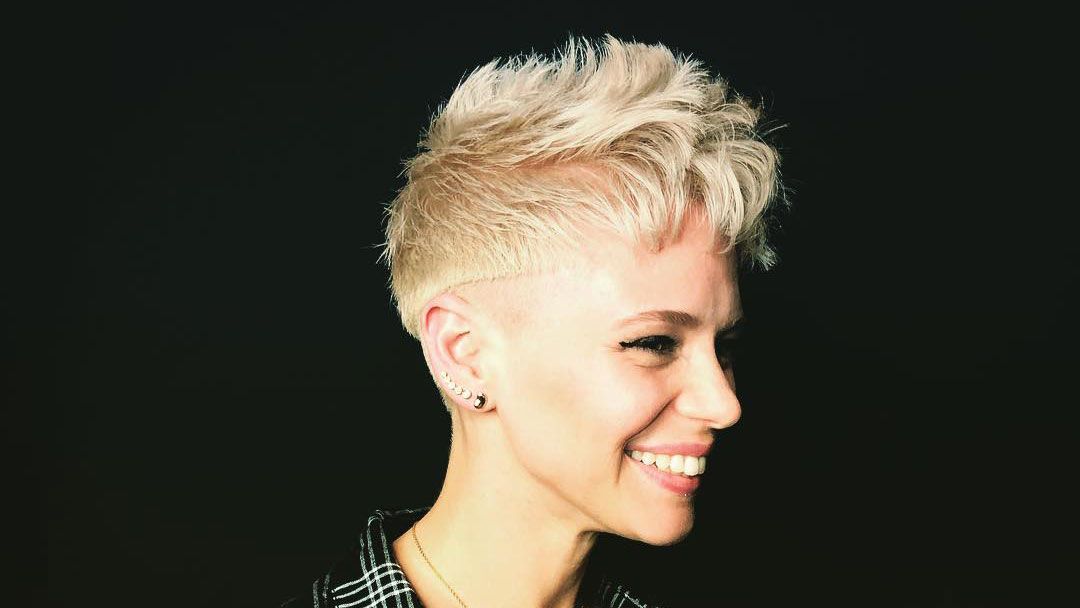 Short pixie haircut with choppy layers
