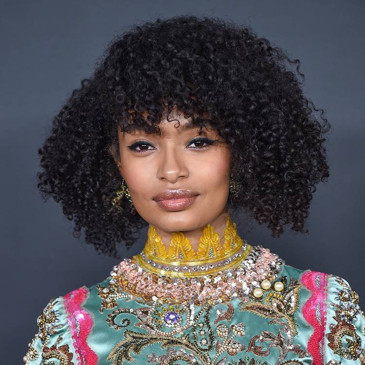 Yara Shahidi with short coily hair on the red carpet