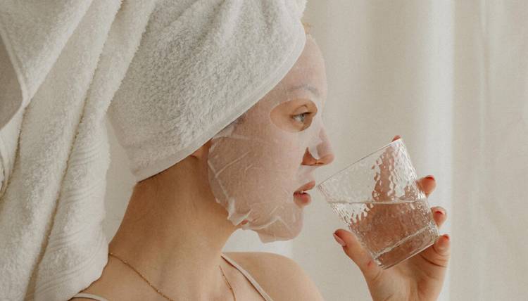 woman wearing a face mask