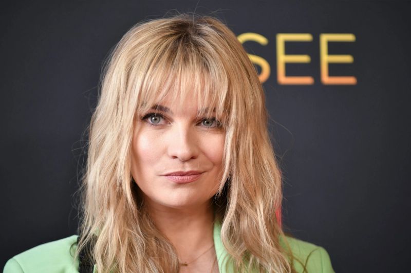 Annie Murphy Says This Skin-Care Line Makes Her Feel “Like She’s Aging Backwards”