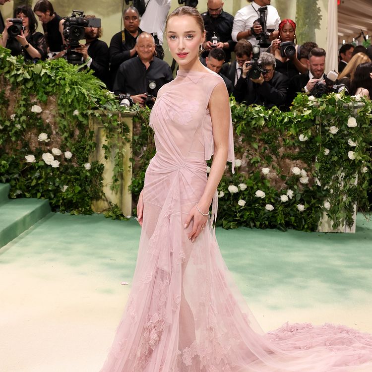 phoebe dynevor met gala 2024 nails