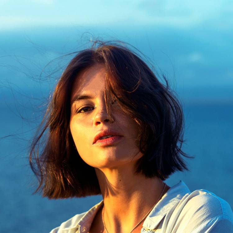 woman with a sculpted bob