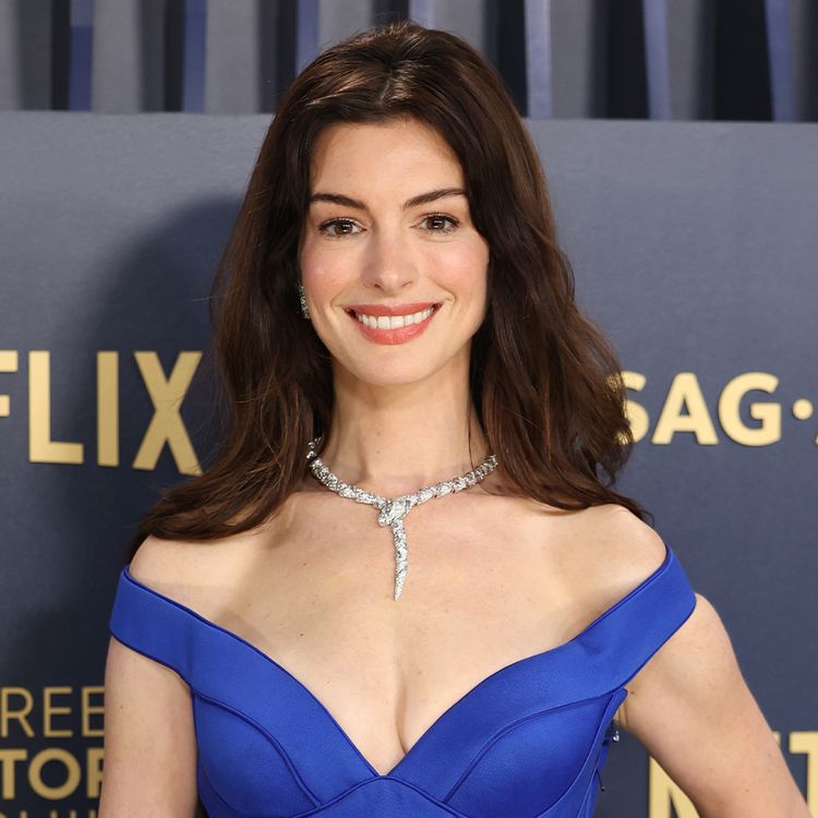 anne hathaway sag awards 2024