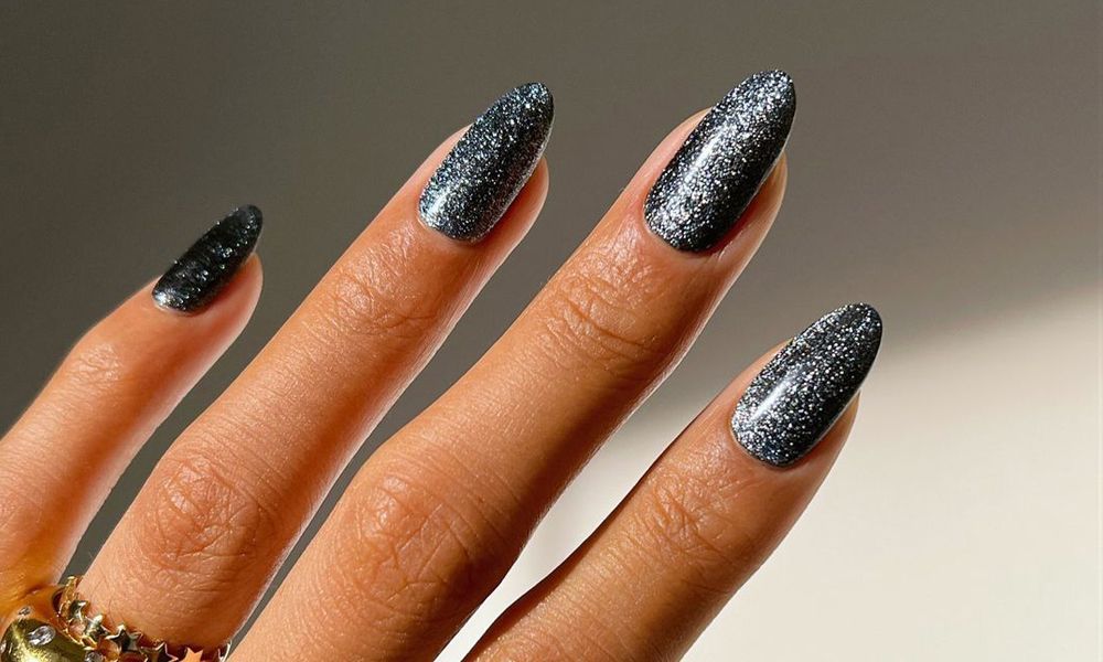 winter cat eye manicure