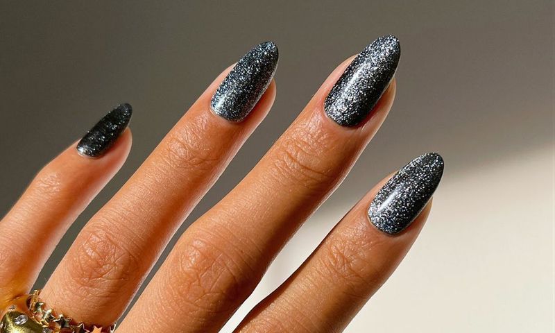 winter cat eye manicure