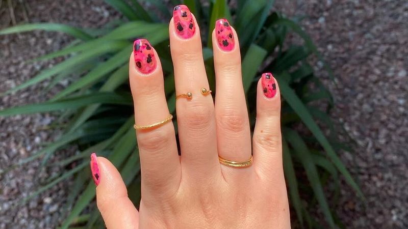 Medium-length nails with pink tortoiseshe print