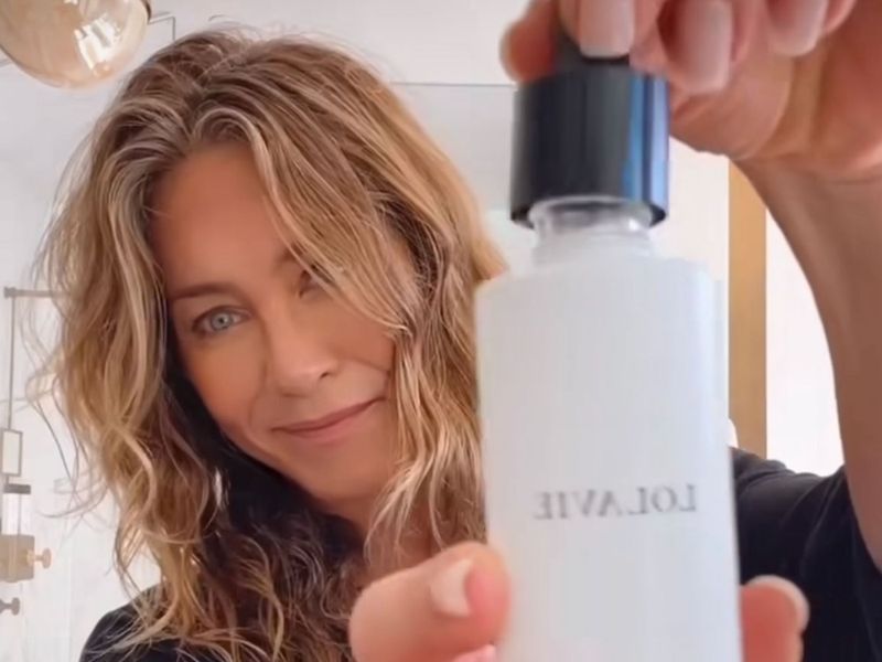 Jennifer Aniston Shows Off Her Stunning, Makeup-Free Skin