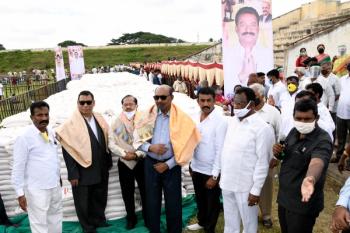 Dr. Majeed Foundation donates rice