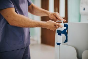 Male nurse disinfecting his hands: © Rawpixel.com - stock.adobe.com