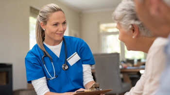 Friendly nurse talking with old couple © Rido - adobestock.com