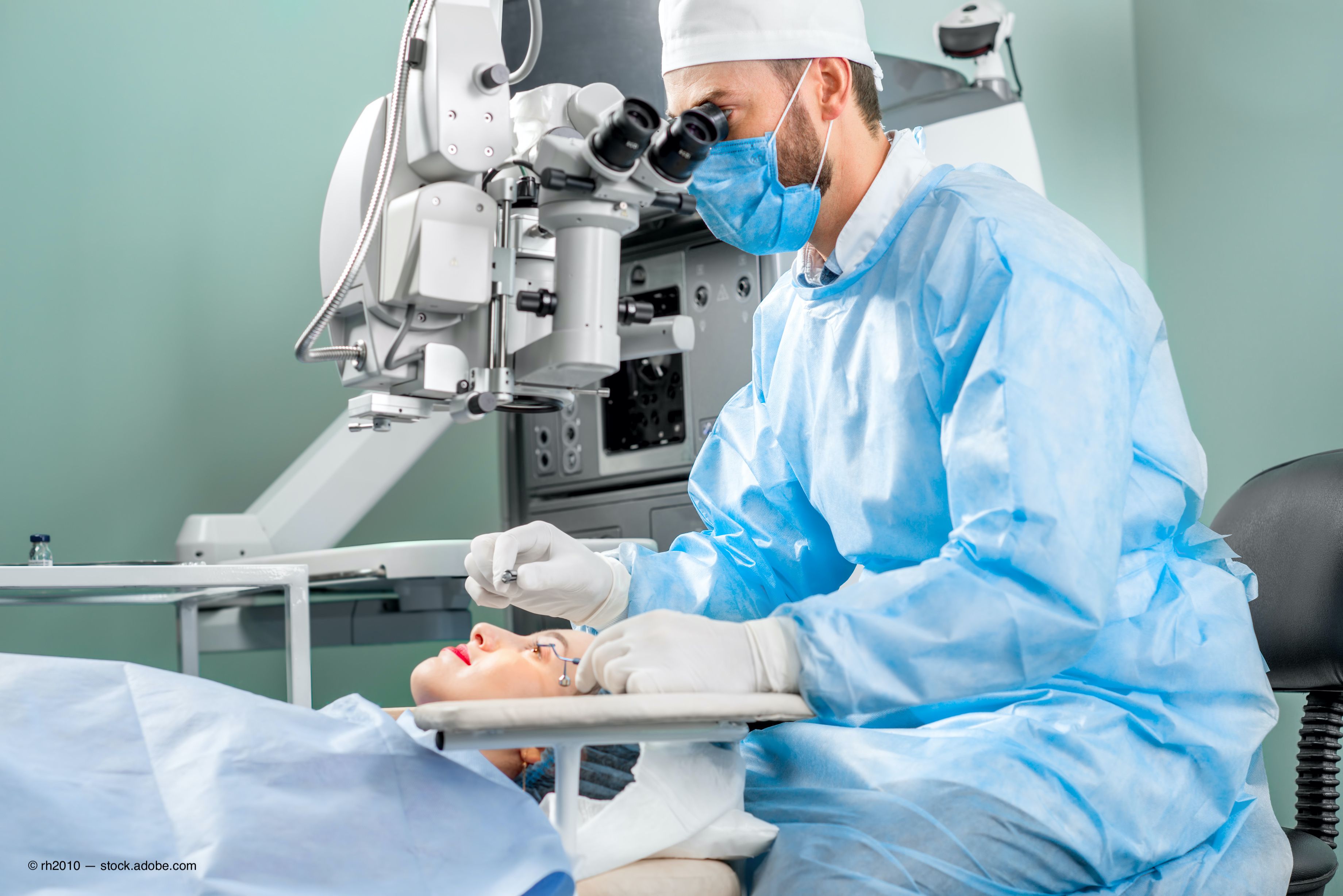Оперативное лечение катаракты. Офтальмология хирургия. Офтальмологическая операция. Оперирующий офтальмолог.