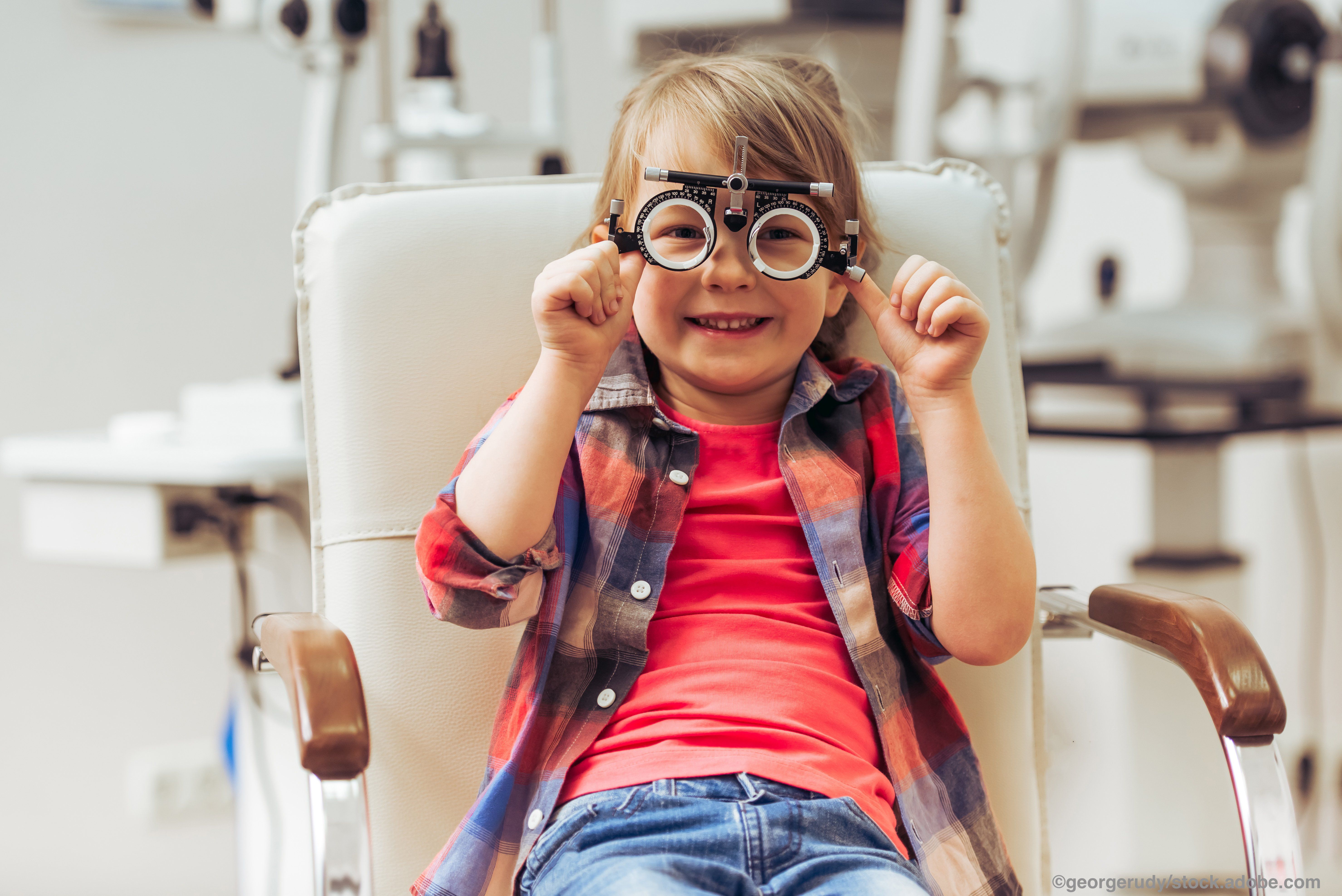 Заболевания с нарушением зрения. Дети в очках. Детский офтальмолог. Маленькие дети в очках. Миопия у детей.