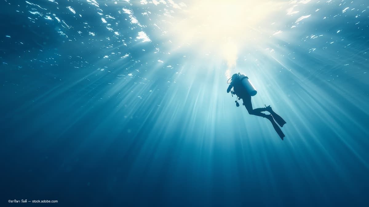 Scuba divers and surfers face dual light exposure that may accelerate AMD